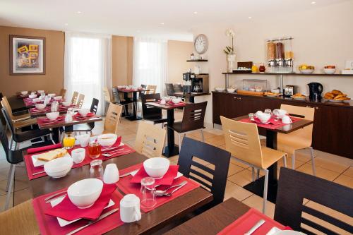 ห้องอาหารหรือที่รับประทานอาหารของ Séjours & Affaires Caen Le Clos Beaumois