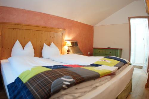a bedroom with two beds and a window at Landkomforthotel Panorama & Restaurant Bella Vista in Garmisch-Partenkirchen