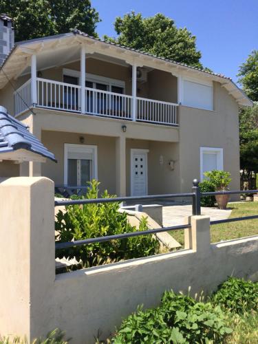 ein Haus mit Balkon davor in der Unterkunft Aegean Blue in Platamonas
