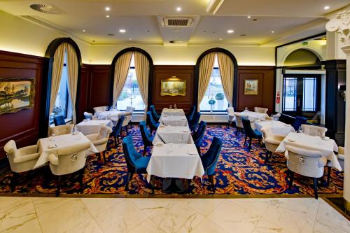 a restaurant with tables and chairs in a room at Hotel Mansor in Ząbki