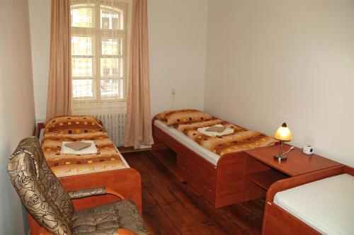 1 dormitorio con 2 camas, mesa y silla en Relax Dubá, en Dubá