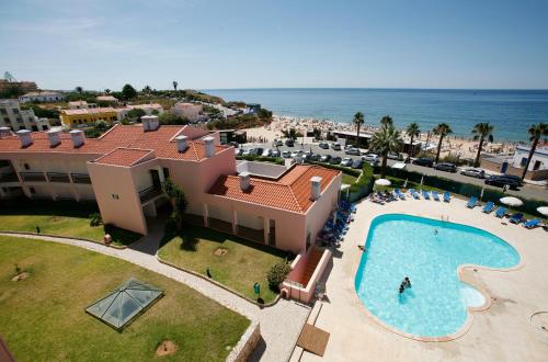 an aerial view of a resort with a swimming pool and the ocean at Apartamentos Coral do Vau in Portimão