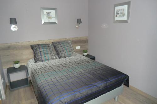 une chambre avec un lit et deux tables de nuit dans l'établissement Natali'S Apartment, à Serris