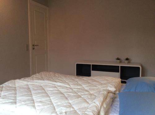 a bedroom with a large white bed in a room at Axelgaard Guest Rooms in Ovtrup