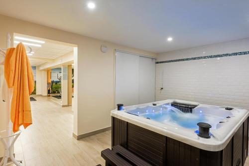 Cette chambre comprend une salle de bains pourvue d'une grande baignoire. dans l'établissement Domaine du Bois des Anges, à Germigny-lʼEvêque