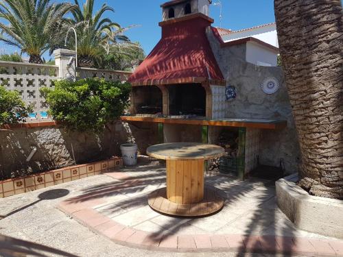 a bird table in front of a bird house at Las Belisas in Arenal d'en Castell