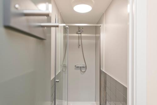 W łazience znajduje się prysznic ze szklanymi drzwiami. w obiekcie YHA Liverpool Albert Dock w Liverpoolu