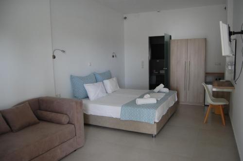Una cama o camas en una habitación de Kalisperis Hotel