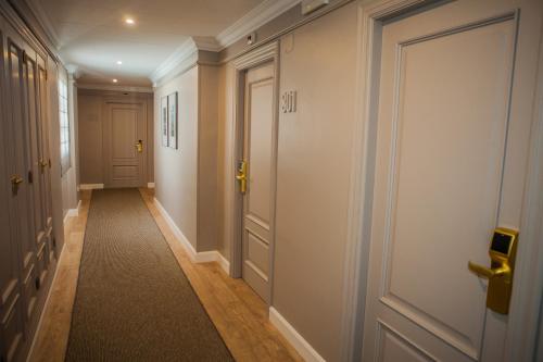 a hallway with a door and a carpet at Hotel Doña Blanca in Jerez de la Frontera