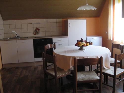 Apartments and rooms Oasis of peace في بوفيك: مطبخ مع طاولة عليها صحن من الفواكه