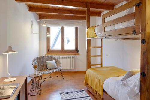 ein Schlafzimmer mit einem Etagenbett und einem Schreibtisch in der Unterkunft Ribaeta by FeelFree Rentals in Vielha e Mijaran