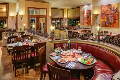 a restaurant with tables and chairs and a bar at Hotel Ostseestern in Kühlungsborn