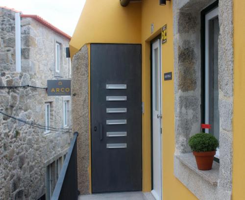 a black door on the side of a building at Arco Apartments in Porto