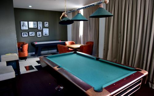 sala de estar con mesa de billar y mesa de ping pong en SkyLounge Apartment 2 Colombo, en Colombo
