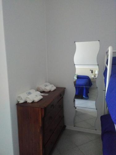 a room with a sink and a bed with towels at Hotel La Perla in Marina di Massa