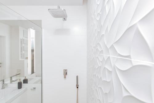 łazienka z białą ścianą i muralem w obiekcie Apartment No. 1 - Vento Apartamenty we Władysławowie