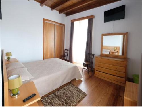 A bed or beds in a room at Casa Lagar de Pedra