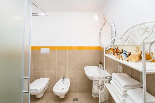 bagno con servizi igienici e lavandino di Casa Velia a Monopoli