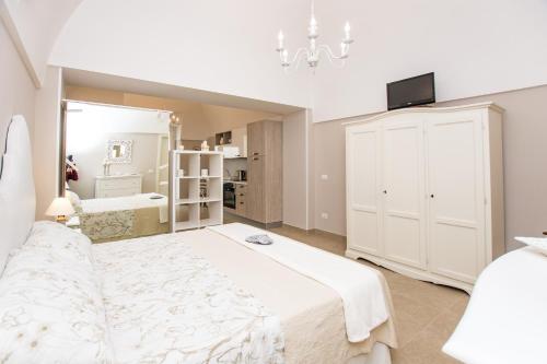 モノーポリにあるCasa Veliaの白いベッドルーム(大型ベッド1台、鏡付)