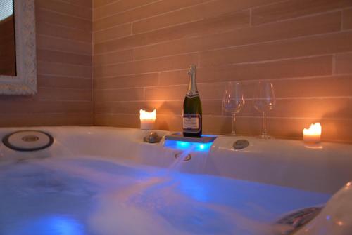 a bottle of wine sitting on top of a bath tub at Relais Del Lago in Capannori