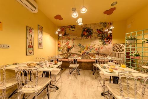 restauracja ze stołami i krzesłami w pokoju w obiekcie Hosteria Villa de Castro w mieście Castro-Urdiales