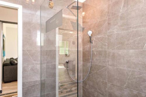 W łazience znajduje się prysznic ze szklanymi drzwiami. w obiekcie Apartment Maja w Splicie