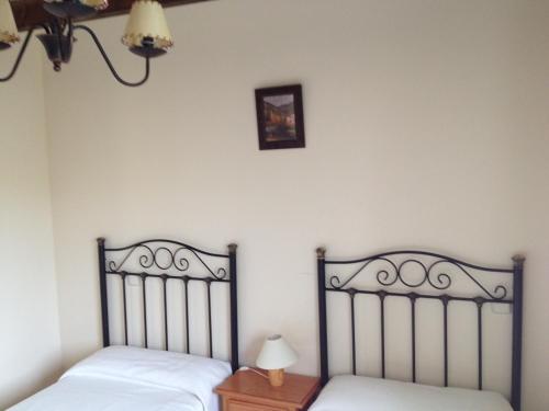 dwa łóżka siedzące obok siebie w pokoju w obiekcie Casa Pico Zapatero w mieście Sotalbo