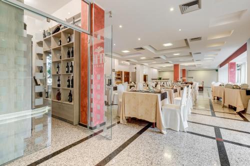 a dining room with white tables and chairs at Best Western Hotel Rocca in Cassino