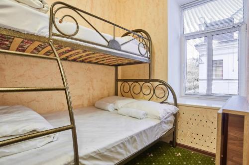 モスクワにあるWinterfell on Kurskayaの二段ベッド2台と窓が備わる客室です。