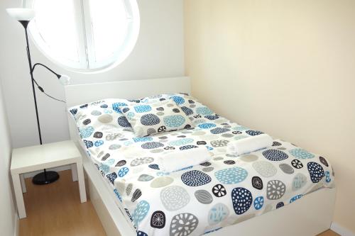 ソポトにあるBig Bernadowskaの小さなベッドルーム(青とグレーの枕が付くベッド付)