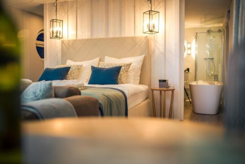 Ein Bett oder Betten in einem Zimmer der Unterkunft Schwimmende Suiten Usedom