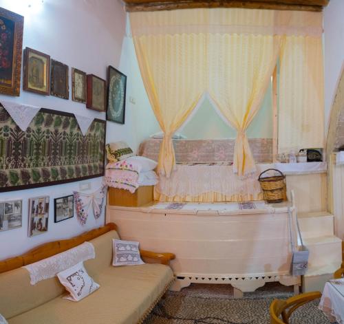 een kamer met een bank en een raam bij Kamariko Traditional House in Afantou
