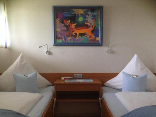 Een bed of bedden in een kamer bij Landhaus Vogelweide - 2 Zimmer mit Balkon