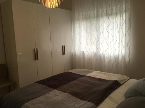 1 dormitorio con cama y pared en Apartment unter den Weinbergen en Königswinter