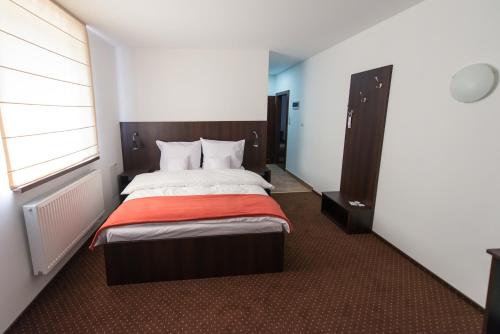 Кровать или кровати в номере First Hotel