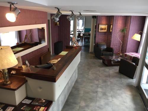 a lobby with a bar and a living room at Hotel Ro Che Hil Tandil in Tandil