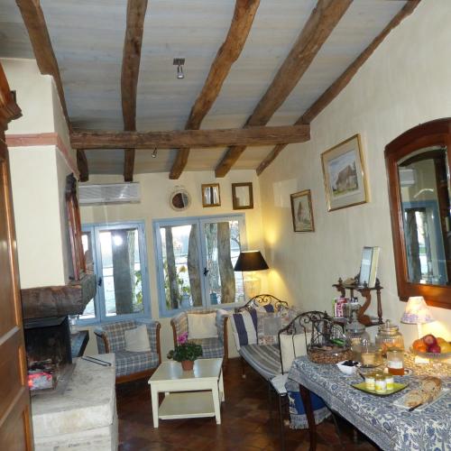 un salon avec un canapé et une table dans l'établissement Domaine De La Mouthe, à Saint-Rémy