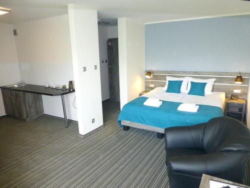 Ένα ή περισσότερα κρεβάτια σε δωμάτιο στο Hotel Giżycko