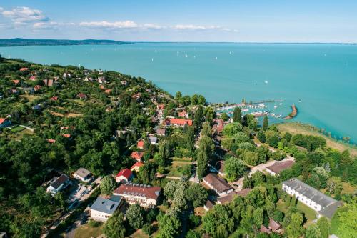 a small town on the shore of a lake at Hello Balcsi Apartmanház in Tihany