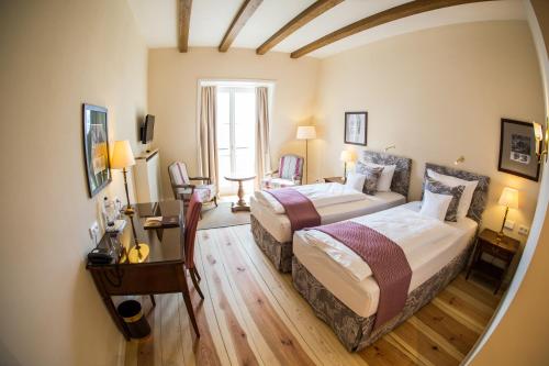 Ένα ή περισσότερα κρεβάτια σε δωμάτιο στο Hotel Schloss Leitheim