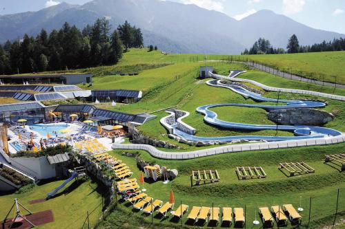 Bazén v ubytovaní Family Friendly Chalet - Central with Beautiful Mountain Views alebo v jeho blízkosti
