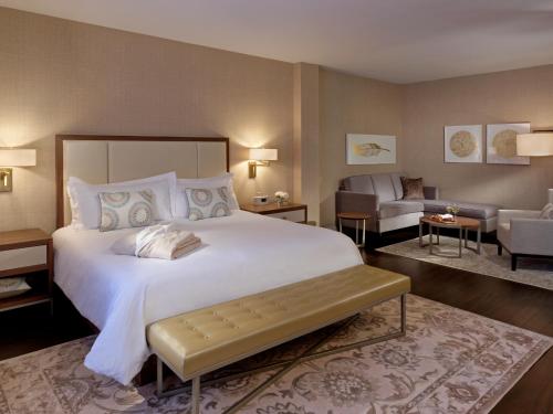 Tempat tidur dalam kamar di The Lord Nelson Hotel & Suites