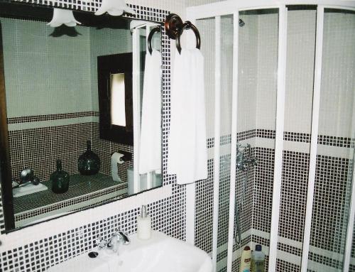 un baño con lavabo y espejo en Apartamentos Rurales Víctor Chamorro del Arco, en Hervás