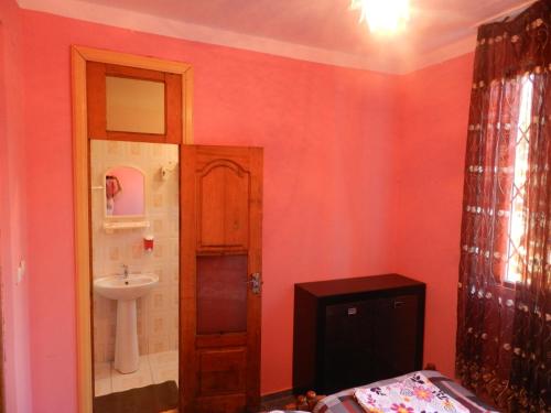 een badkamer met een wastafel en een toilet bij Holiday Home in Gonio in Gonio