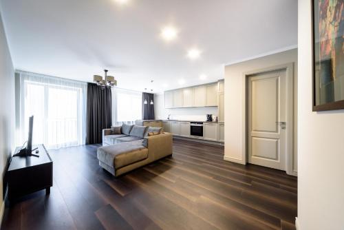 ein Wohnzimmer mit Sofa und Tisch in der Unterkunft Mieterlux in Klaipėda