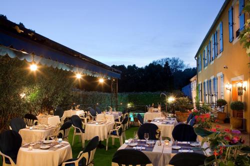 En restaurant eller et spisested på Logis hôtel et restaurant La Bastide Cabezac