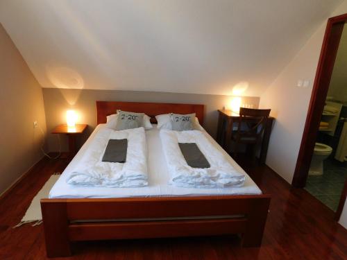 Ένα ή περισσότερα κρεβάτια σε δωμάτιο στο Apartments and Rooms Štefanac