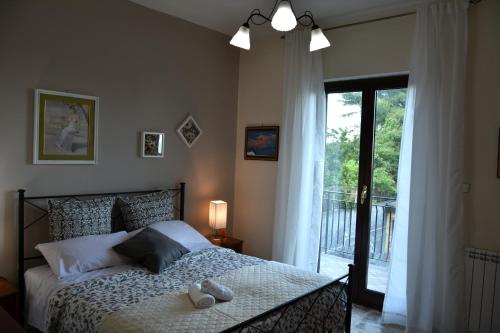 ニコロージにあるLa Terra Patriziaのベッドルーム1室(テディベア2匹のベッド1台付)