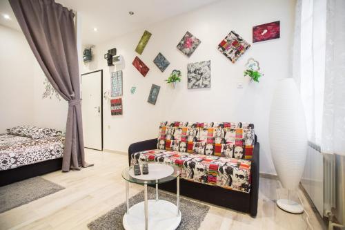 uma sala de estar com um sofá e uma mesa em Apartman Pierre em Zagreb