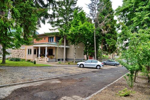 Bangunan di mana terletaknya rumah tamu ini